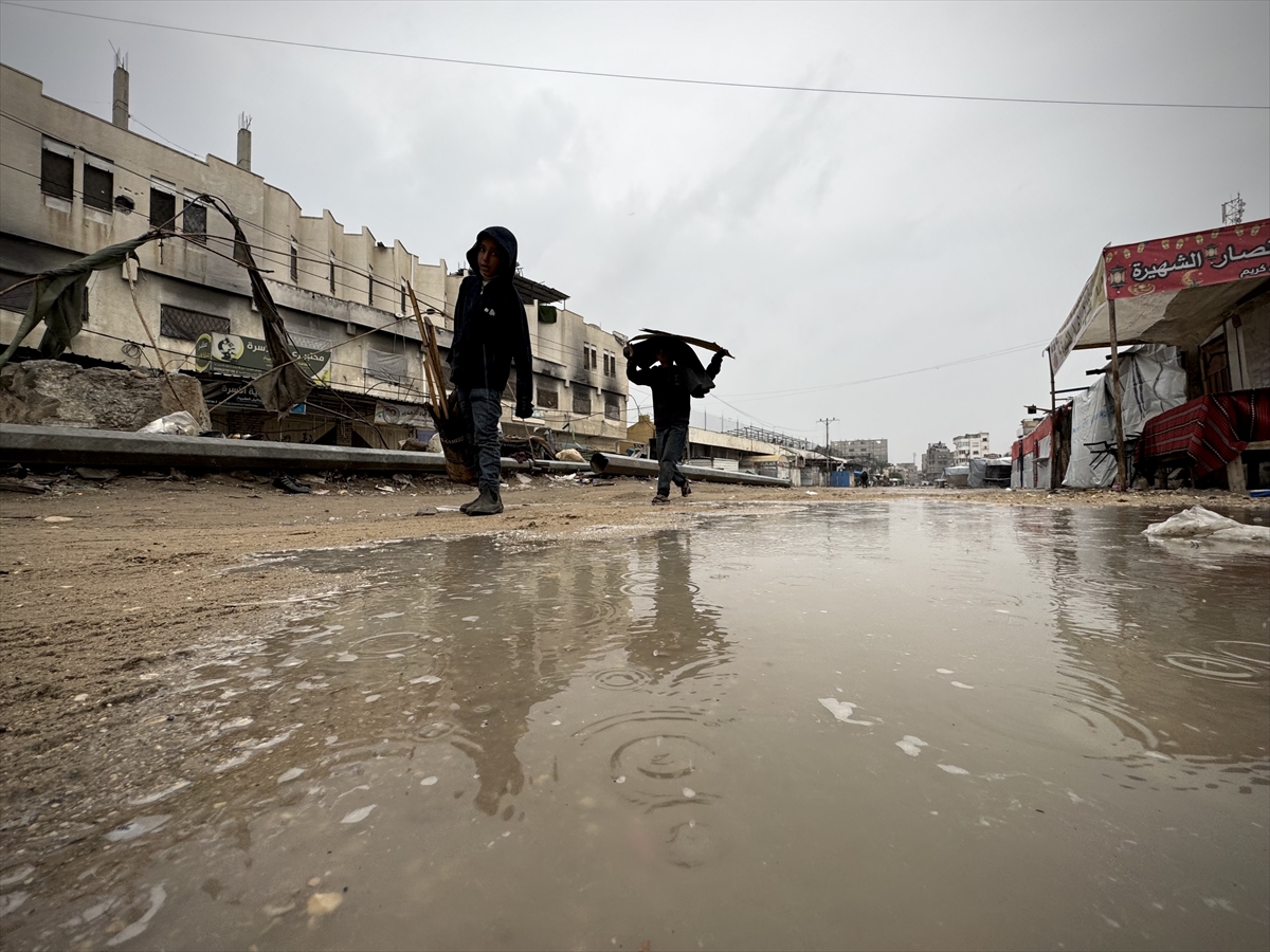 Gazze'de etkili olan yağmur ve soğuk hava Filistinlileri olumsuz etkiledi