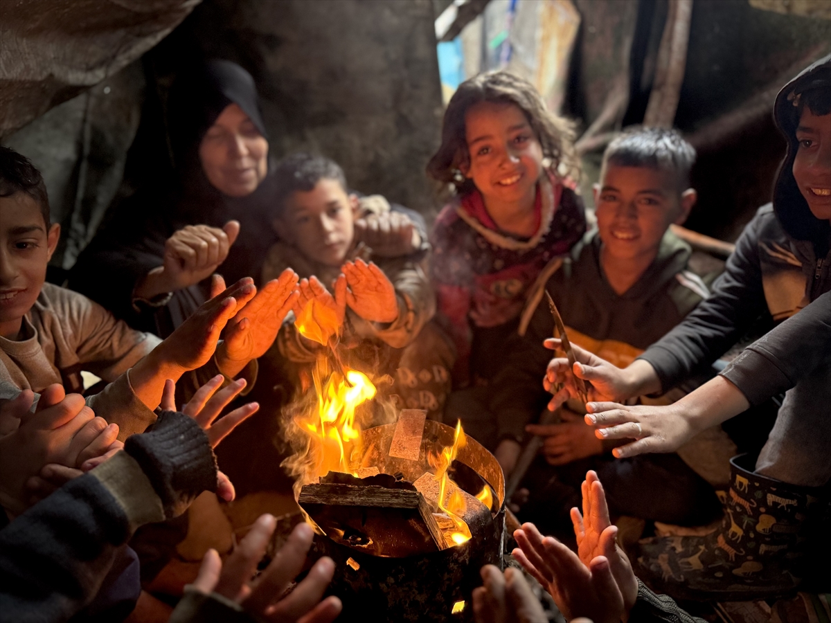 Gazze'de etkili olan yağmur ve soğuk hava Filistinlileri olumsuz etkiledi