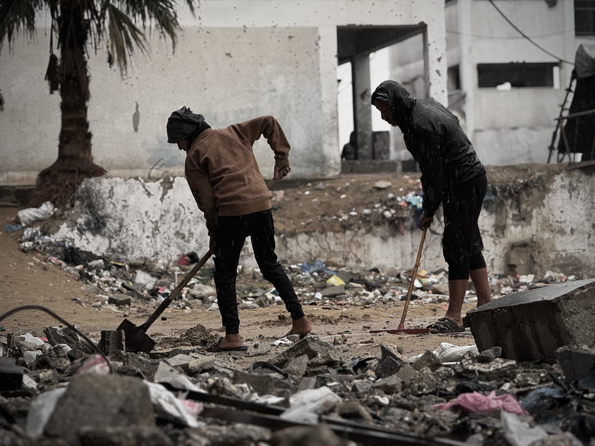 Gazze'de etkili olan yağmur ve soğuk hava Filistinlileri olumsuz etkiledi
