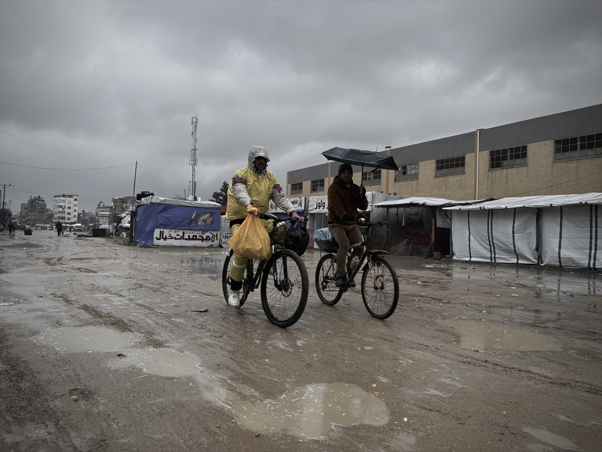 Gazze'de etkili olan yağmur ve soğuk hava Filistinlileri olumsuz etkiledi