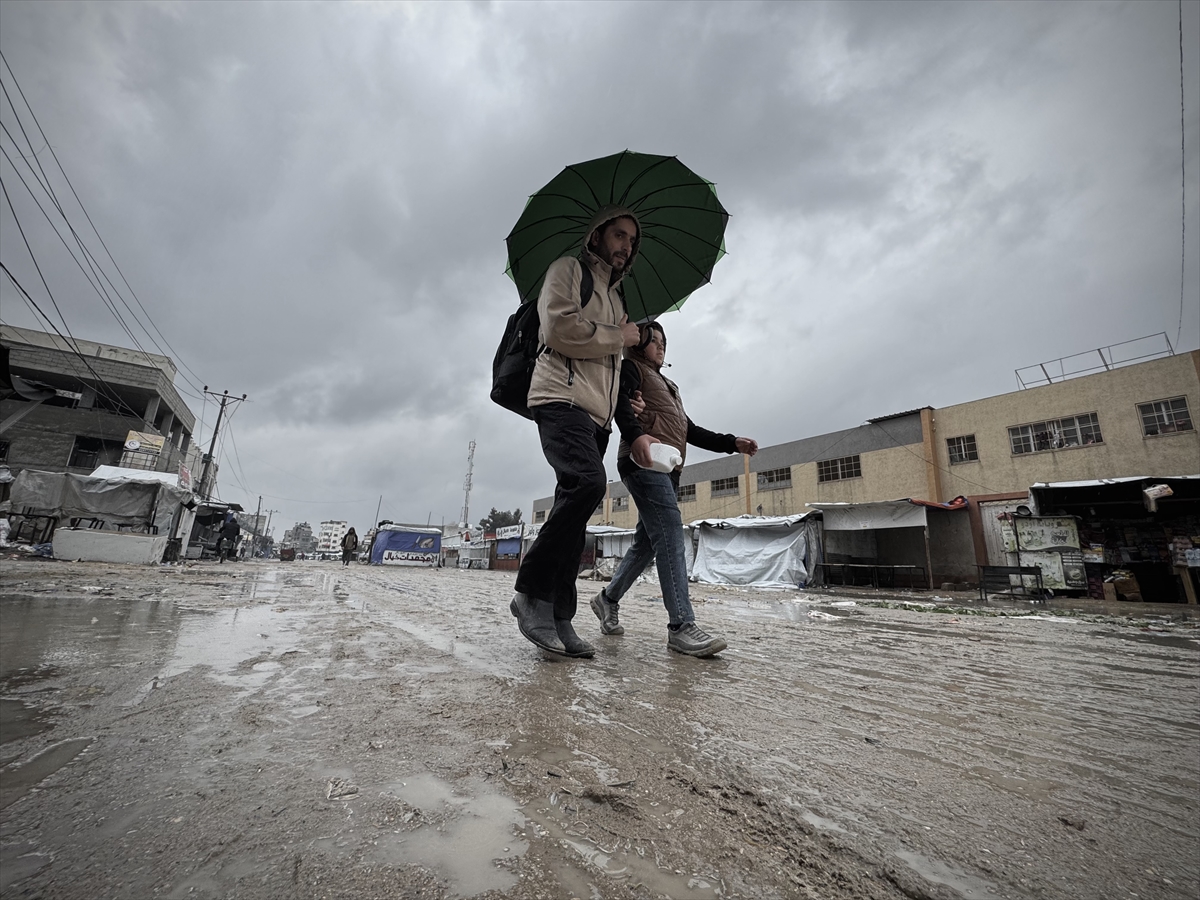 Gazze'de etkili olan yağmur ve soğuk hava Filistinlileri olumsuz etkiledi