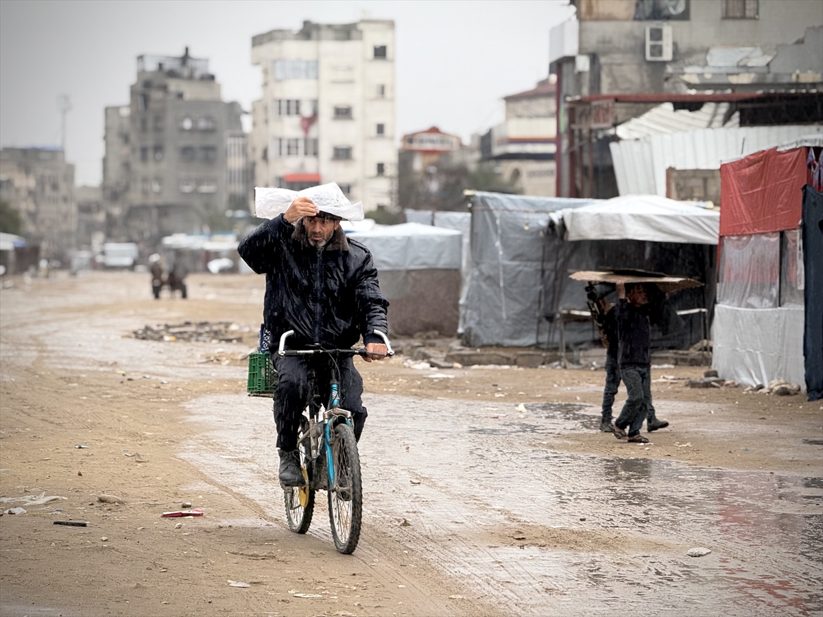 Gazze'de etkili olan yağmur ve soğuk hava Filistinlileri olumsuz etkiledi