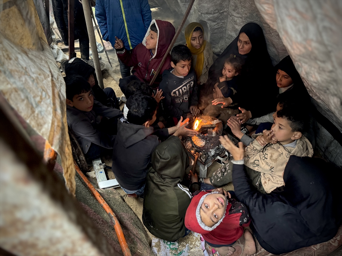 Gazze'de etkili olan yağmur ve soğuk hava Filistinlileri olumsuz etkiledi