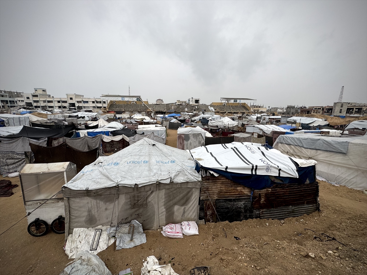 Gazze'de etkili olan yağmur ve soğuk hava Filistinlileri olumsuz etkiledi