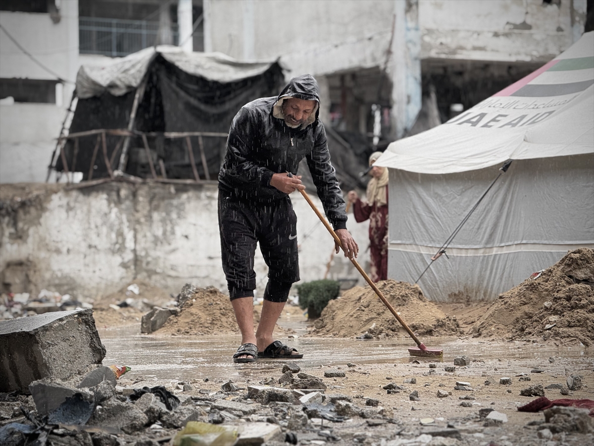Gazze'de etkili olan yağmur ve soğuk hava Filistinlileri olumsuz etkiledi