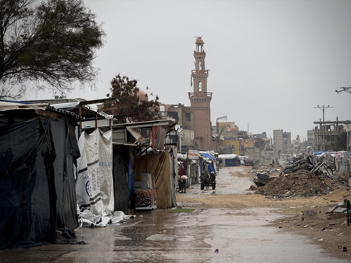 Gazze'de etkili olan yağmur ve soğuk hava Filistinlileri olumsuz etkiledi