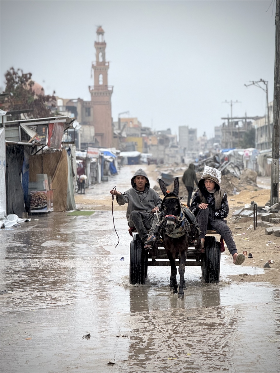 Gazze'de etkili olan yağmur ve soğuk hava Filistinlileri olumsuz etkiledi