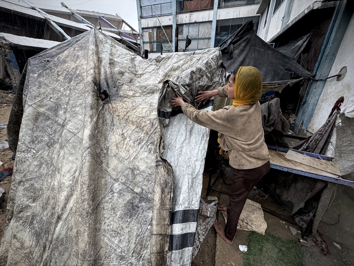 Gazze'de etkili olan yağmur ve soğuk hava Filistinlileri olumsuz etkiledi