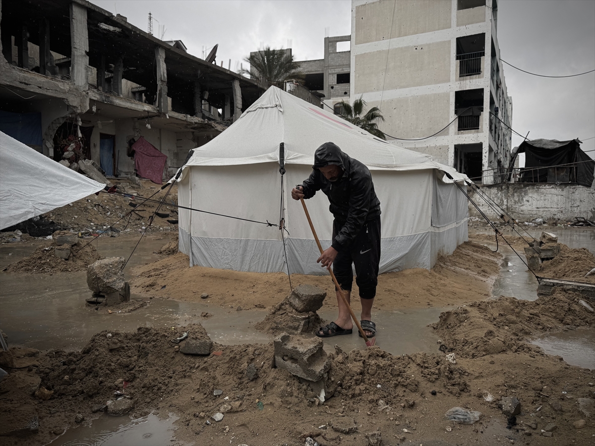 Gazze'de etkili olan yağmur ve soğuk hava Filistinlileri olumsuz etkiledi