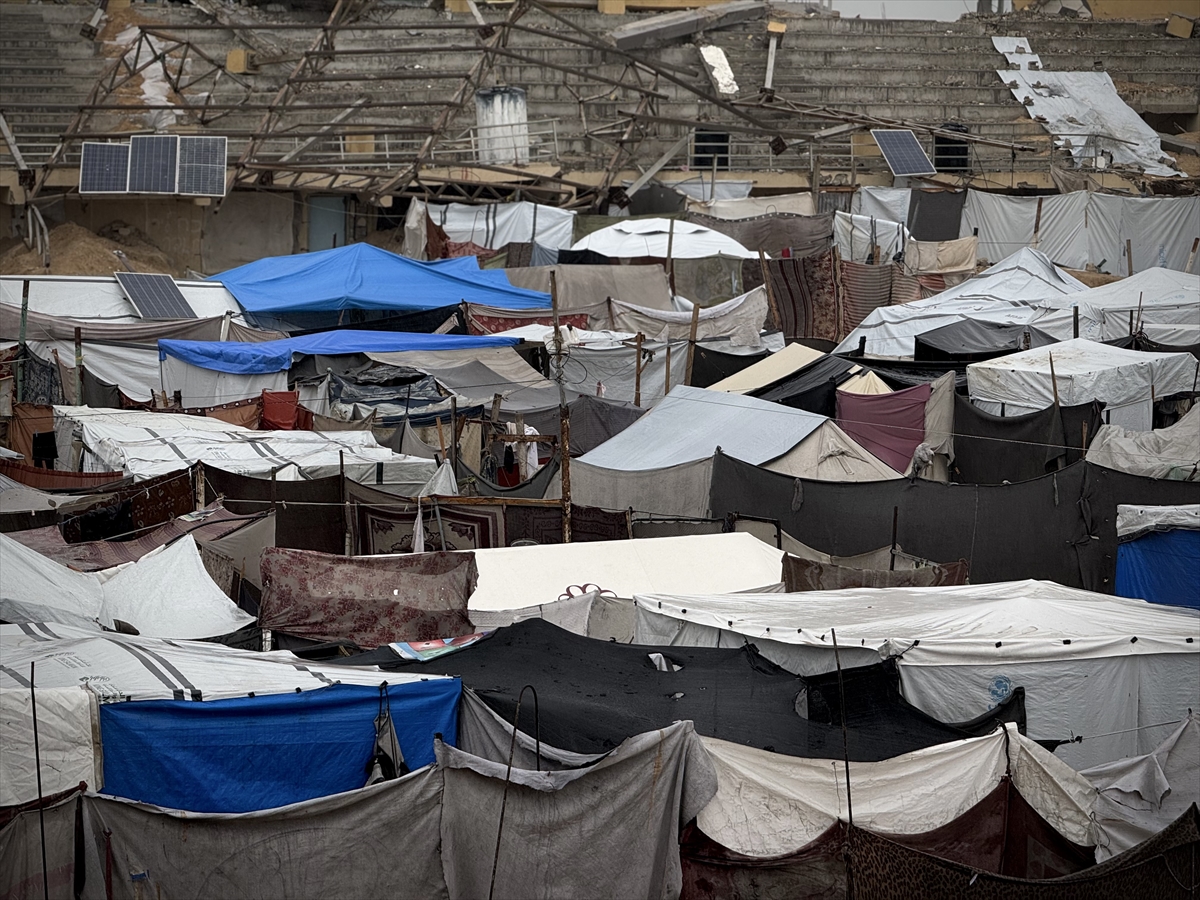 Gazze'de etkili olan yağmur ve soğuk hava Filistinlileri olumsuz etkiledi