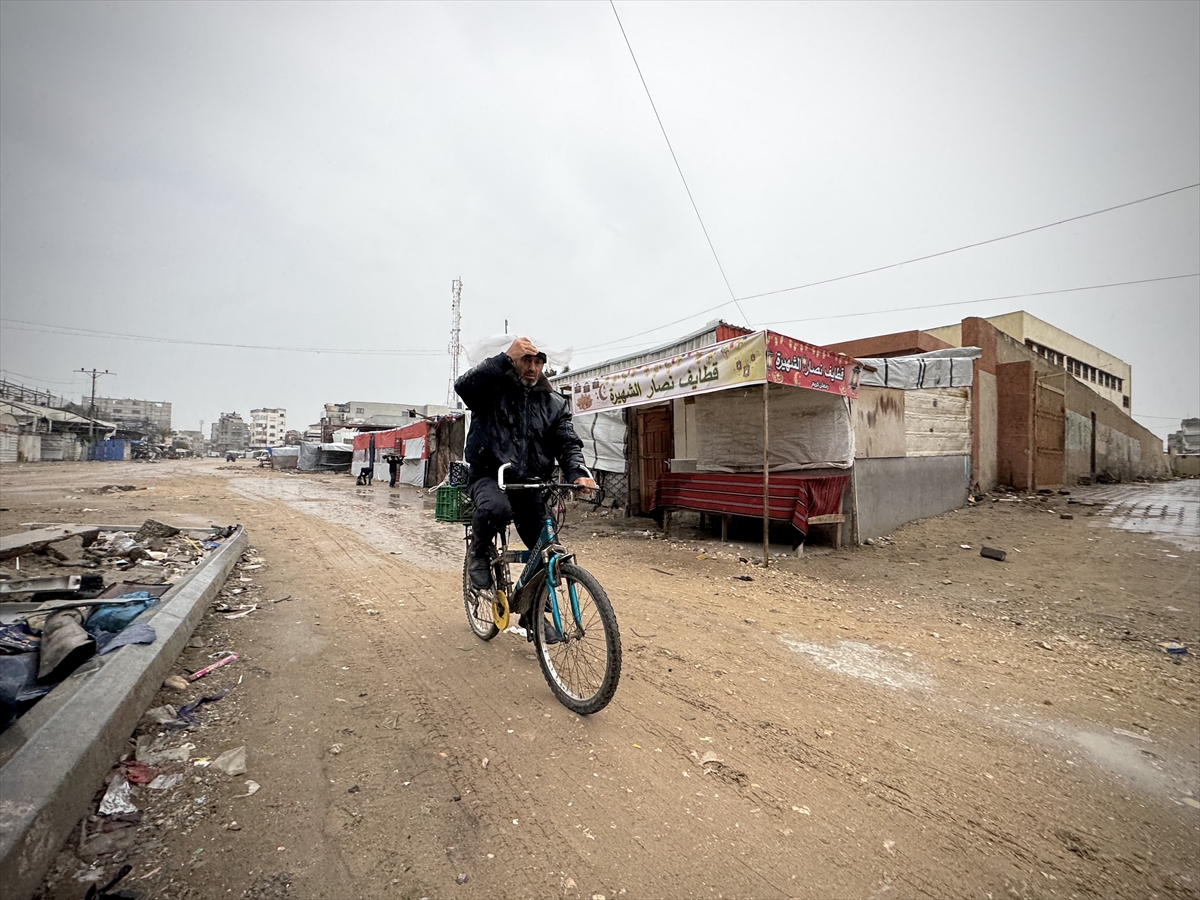 Gazze'de etkili olan yağmur ve soğuk hava Filistinlileri olumsuz etkiledi