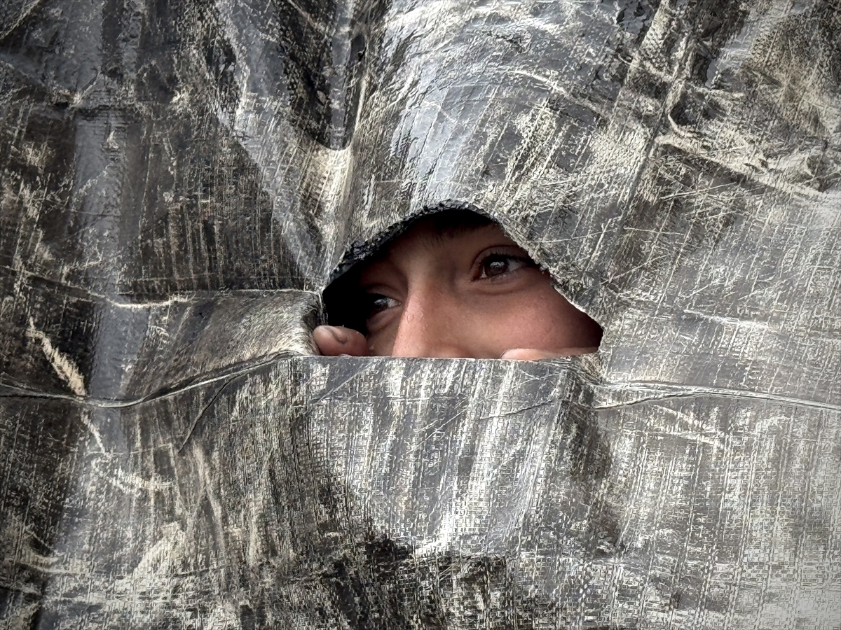 Gazze'de etkili olan yağmur ve soğuk hava Filistinlileri olumsuz etkiledi