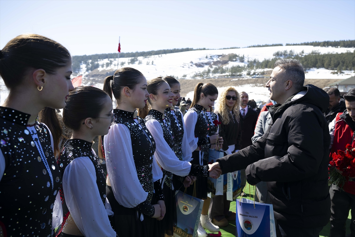 Çıldır Gölü'nde kadın sporculardan nefes kesen gösteri