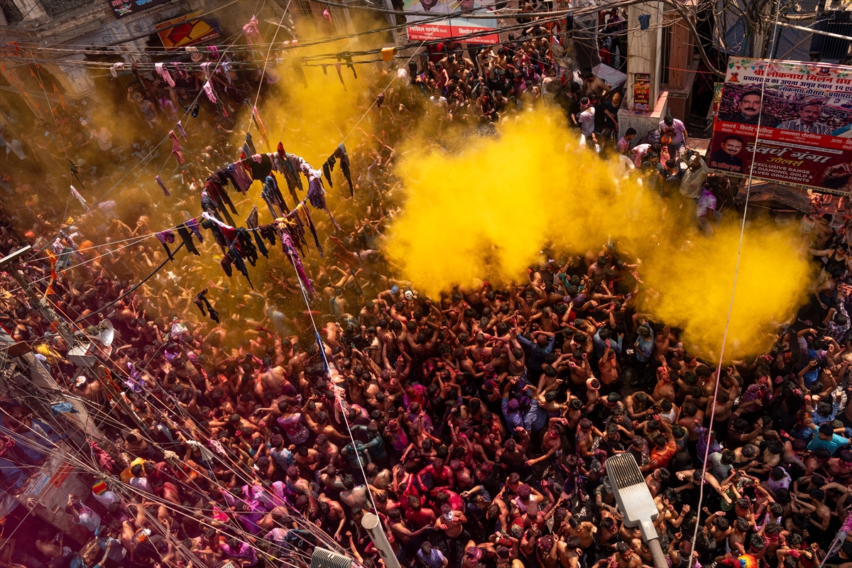 Hindistan'da on binlerce kişinin kutladığı 'Holi' bahar festivali renkli görüntülere sahne oldu
