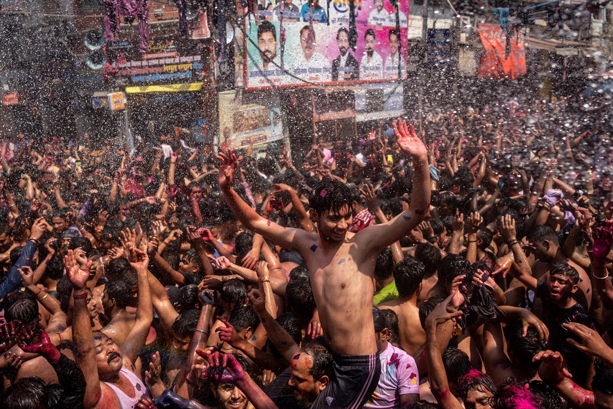 Hindistan'da on binlerce kişinin kutladığı 'Holi' bahar festivali renkli görüntülere sahne oldu