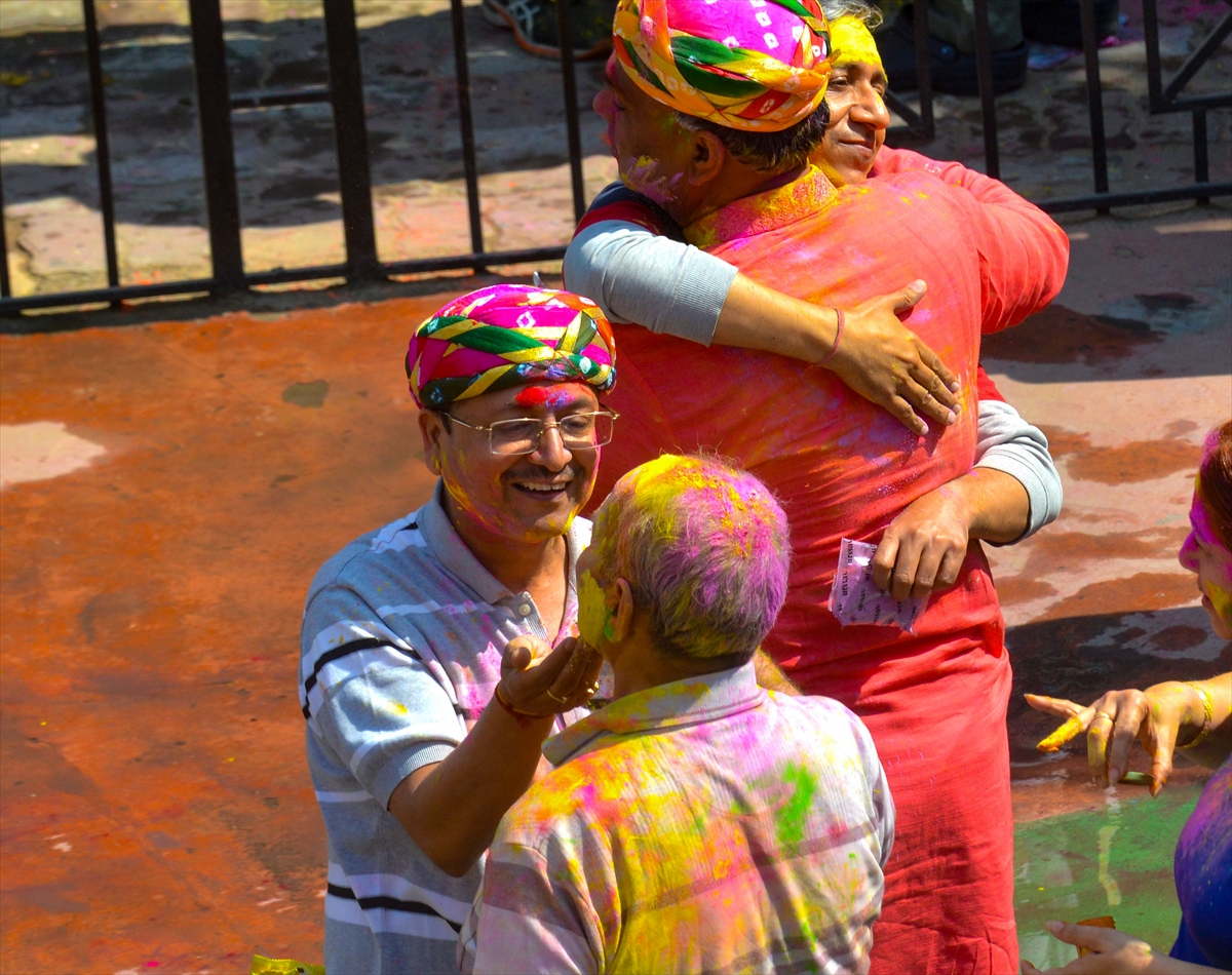 Hindistan'da on binlerce kişinin kutladığı 'Holi' bahar festivali renkli görüntülere sahne oldu