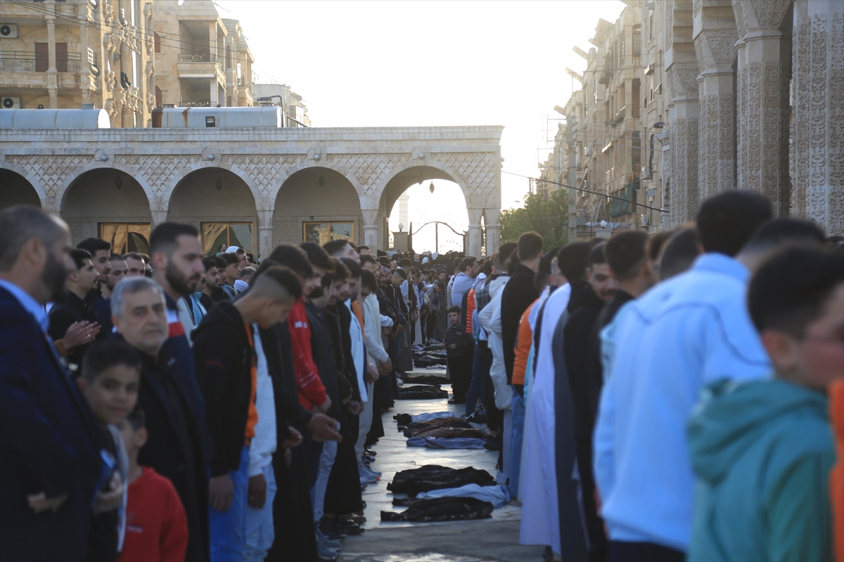 Suriye'de Esad rejimi sonrası ilk bayram namazı