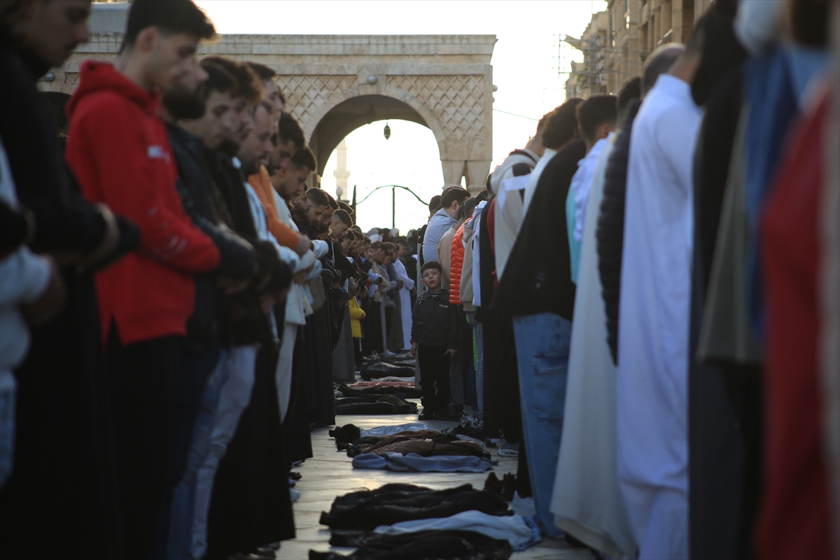 Suriye'de Esad rejimi sonrası ilk bayram namazı