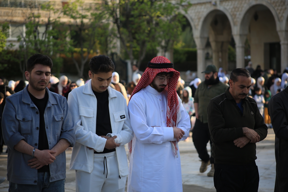Suriye'de Esad rejimi sonrası ilk bayram namazı