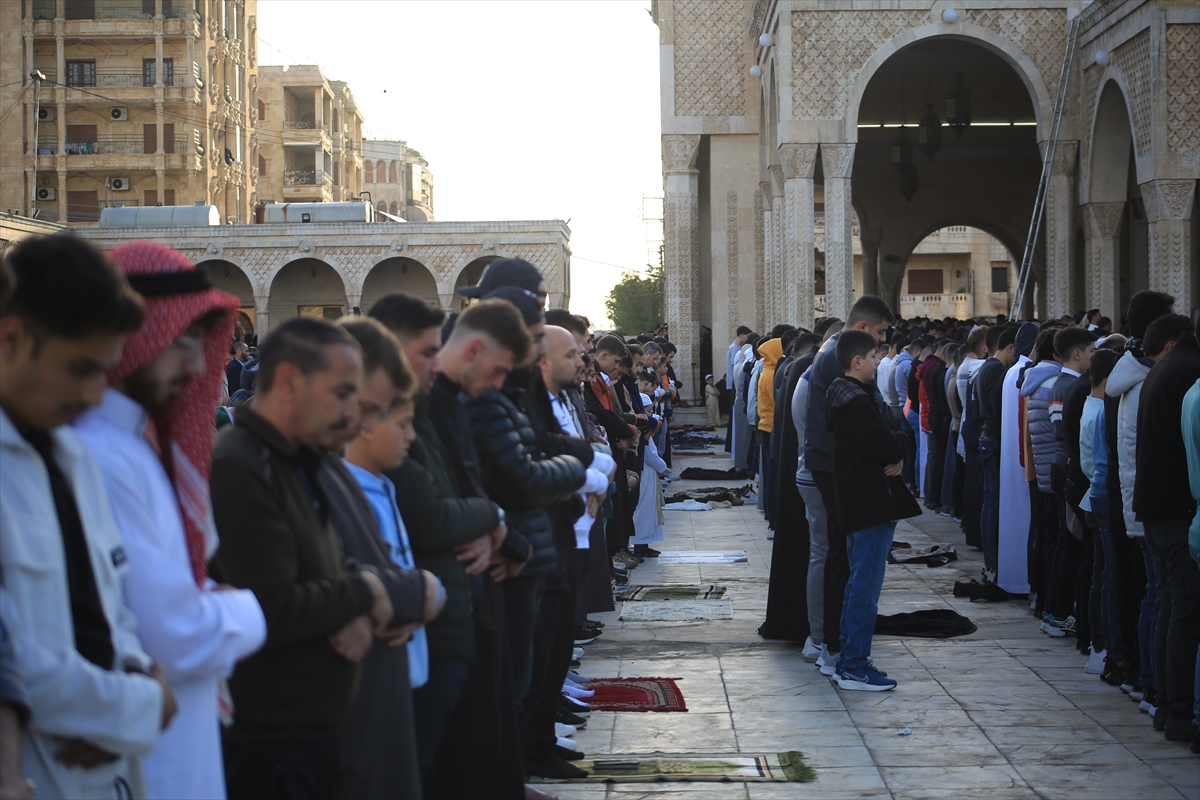 Suriye'de Esad rejimi sonrası ilk bayram namazı
