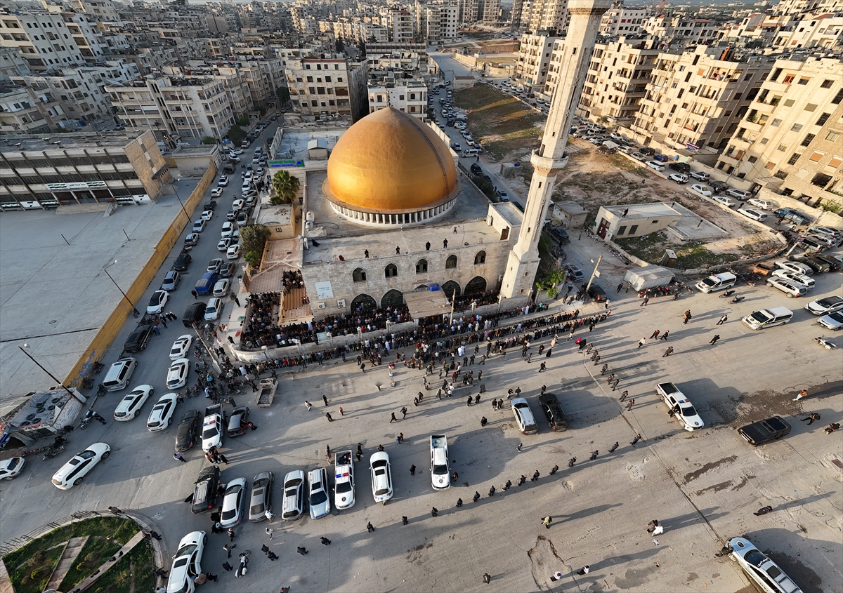 Suriye'de Esad rejimi sonrası ilk bayram namazı