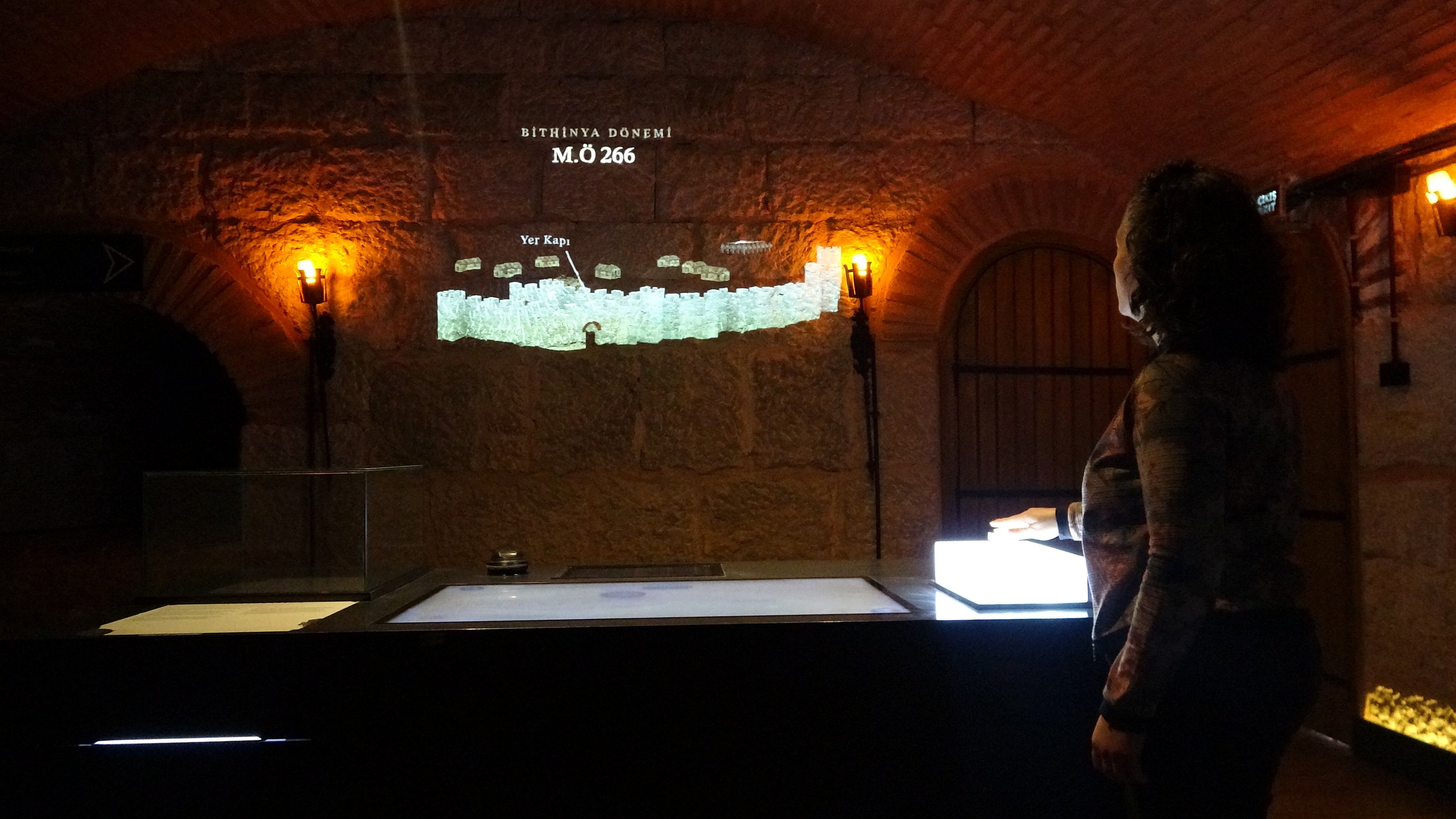 Bursa'nın 2 bin 500 yıllık infaz kapısı, sanat galerisine dönüştü