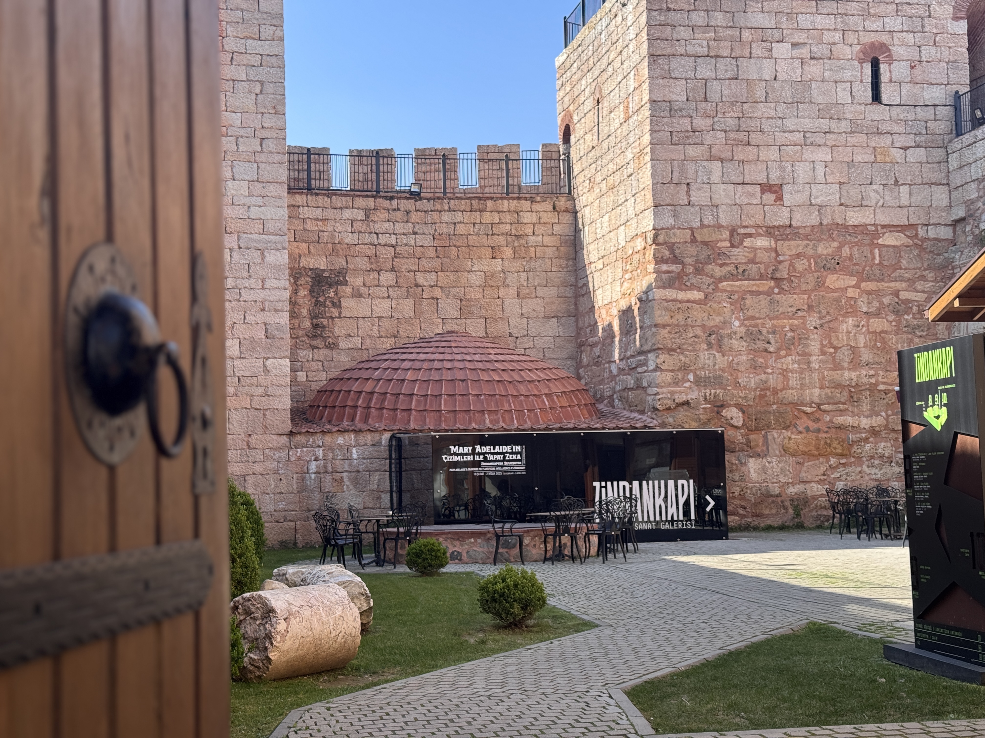 Bursa'nın 2 bin 500 yıllık infaz kapısı, sanat galerisine dönüştü