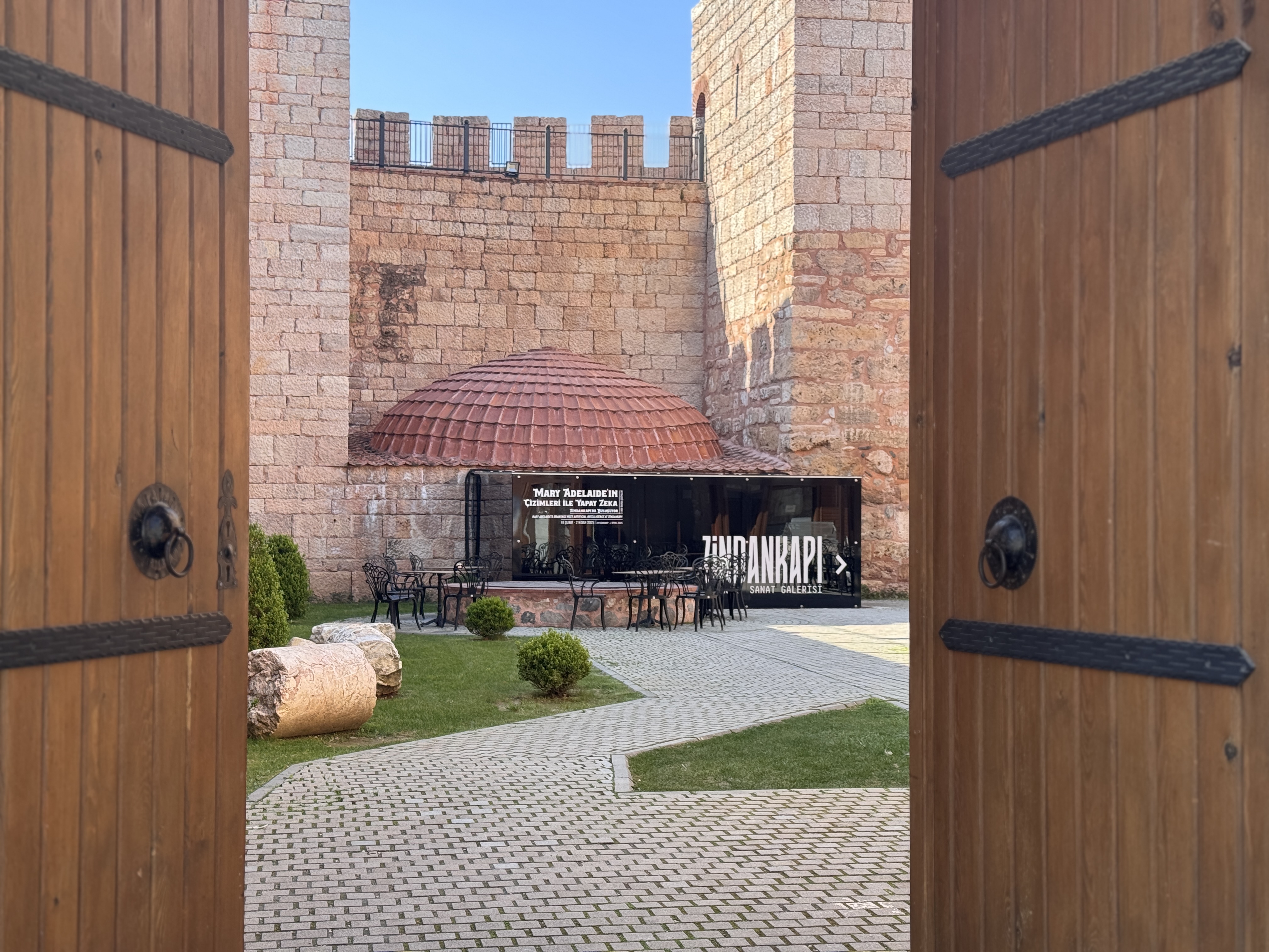 Bursa'nın 2 bin 500 yıllık infaz kapısı, sanat galerisine dönüştü