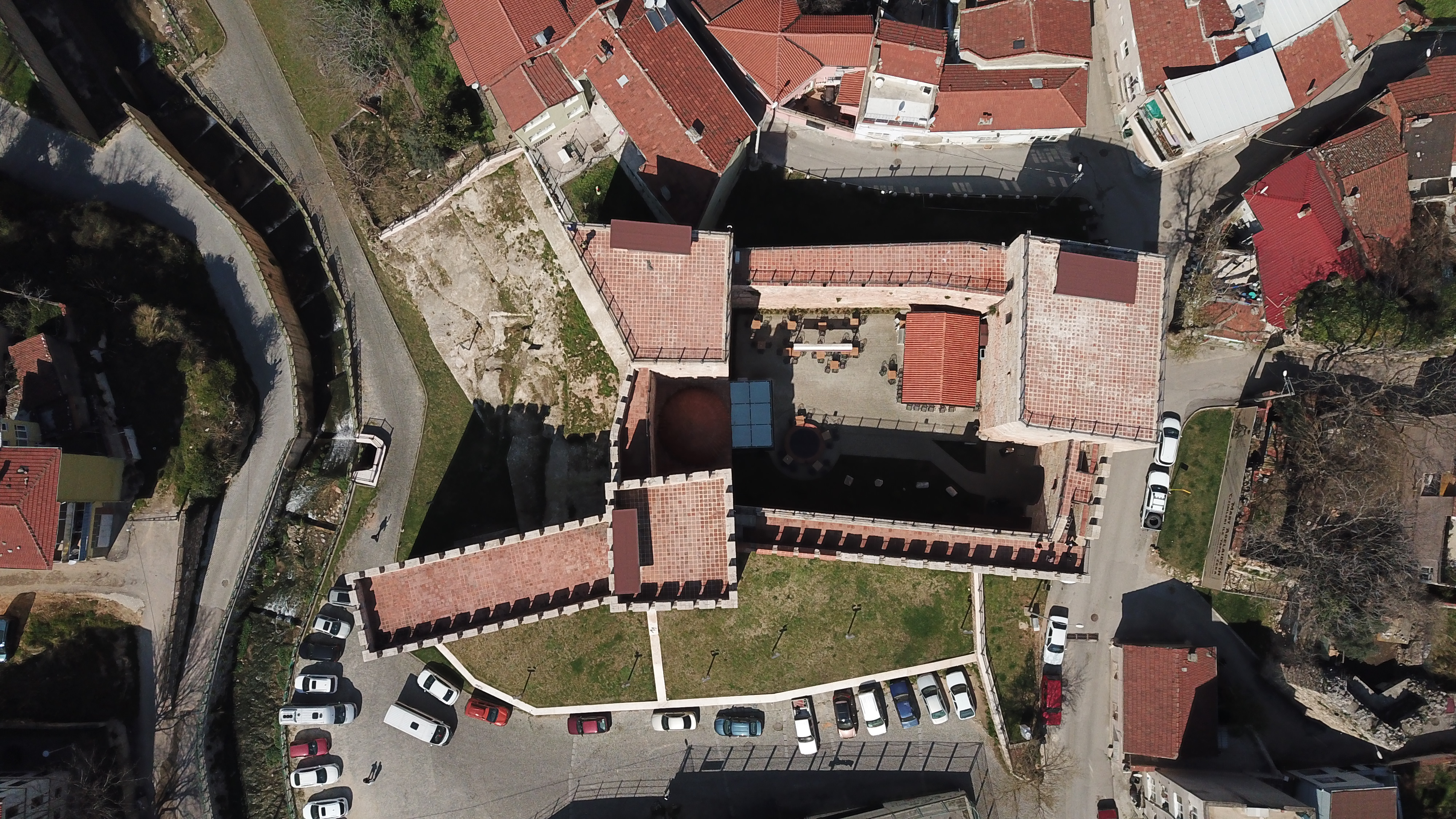 Bursa'nın 2 bin 500 yıllık infaz kapısı, sanat galerisine dönüştü