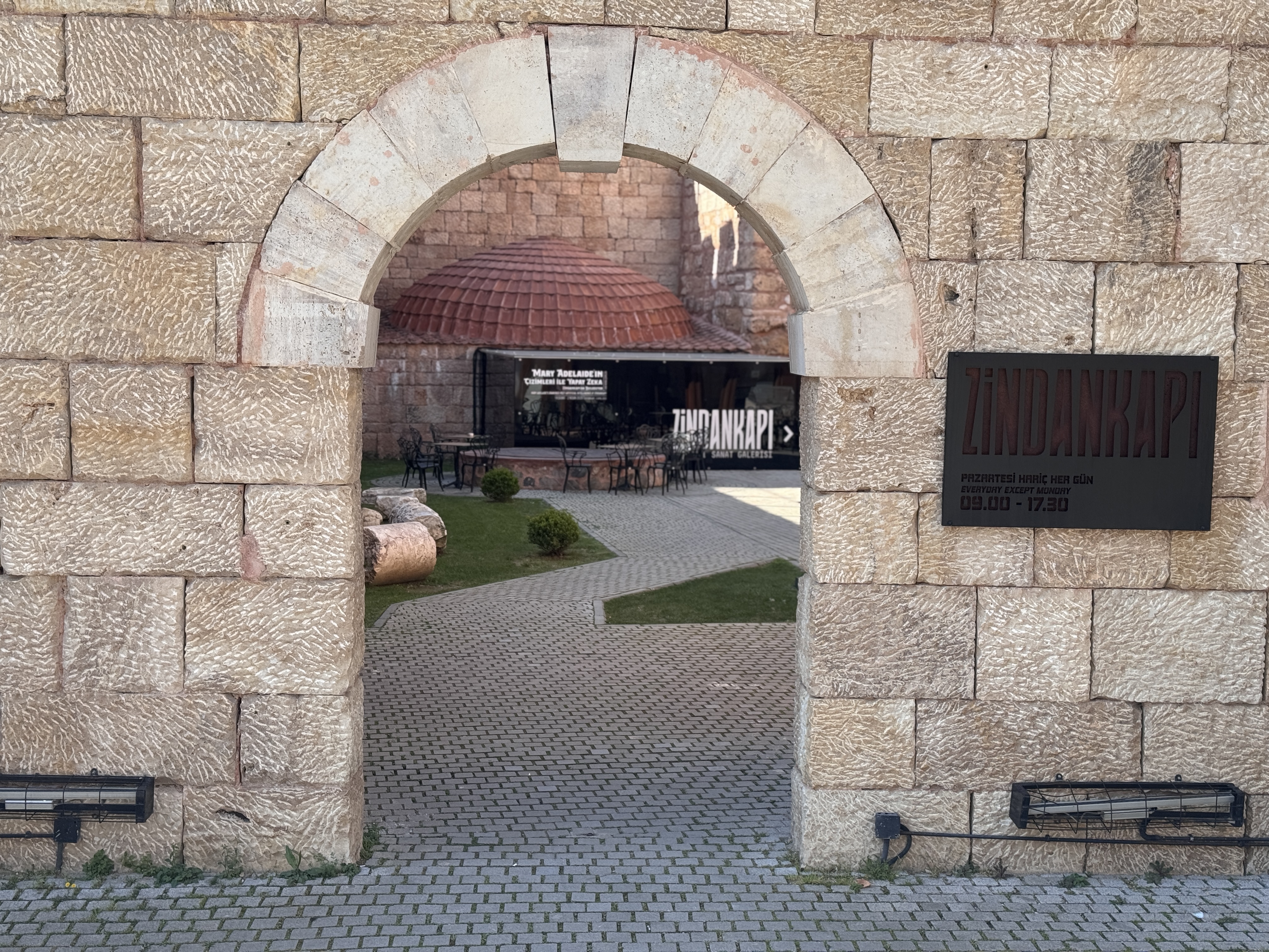 Bursa'nın 2 bin 500 yıllık infaz kapısı, sanat galerisine dönüştü