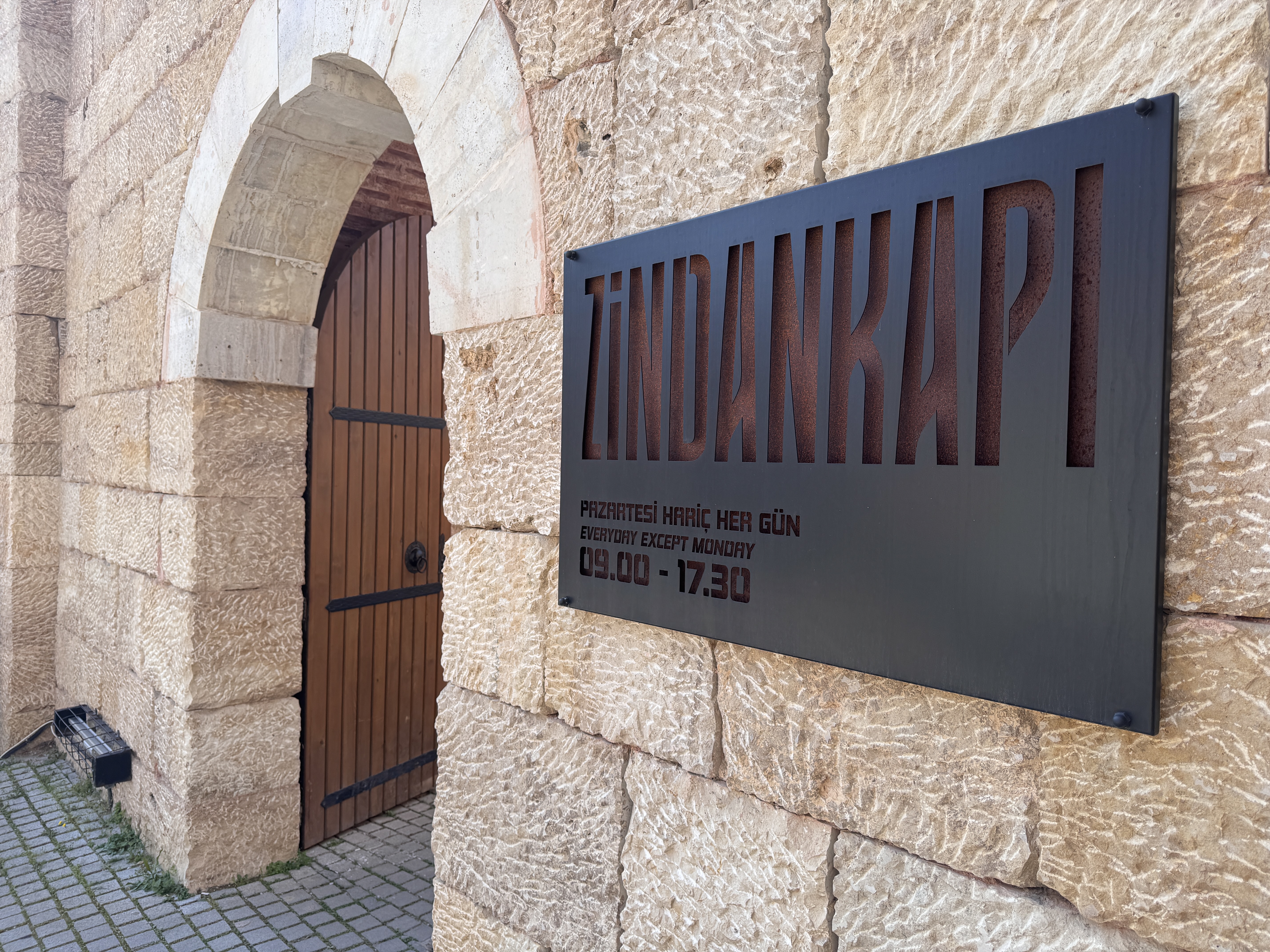 Bursa'nın 2 bin 500 yıllık infaz kapısı, sanat galerisine dönüştü