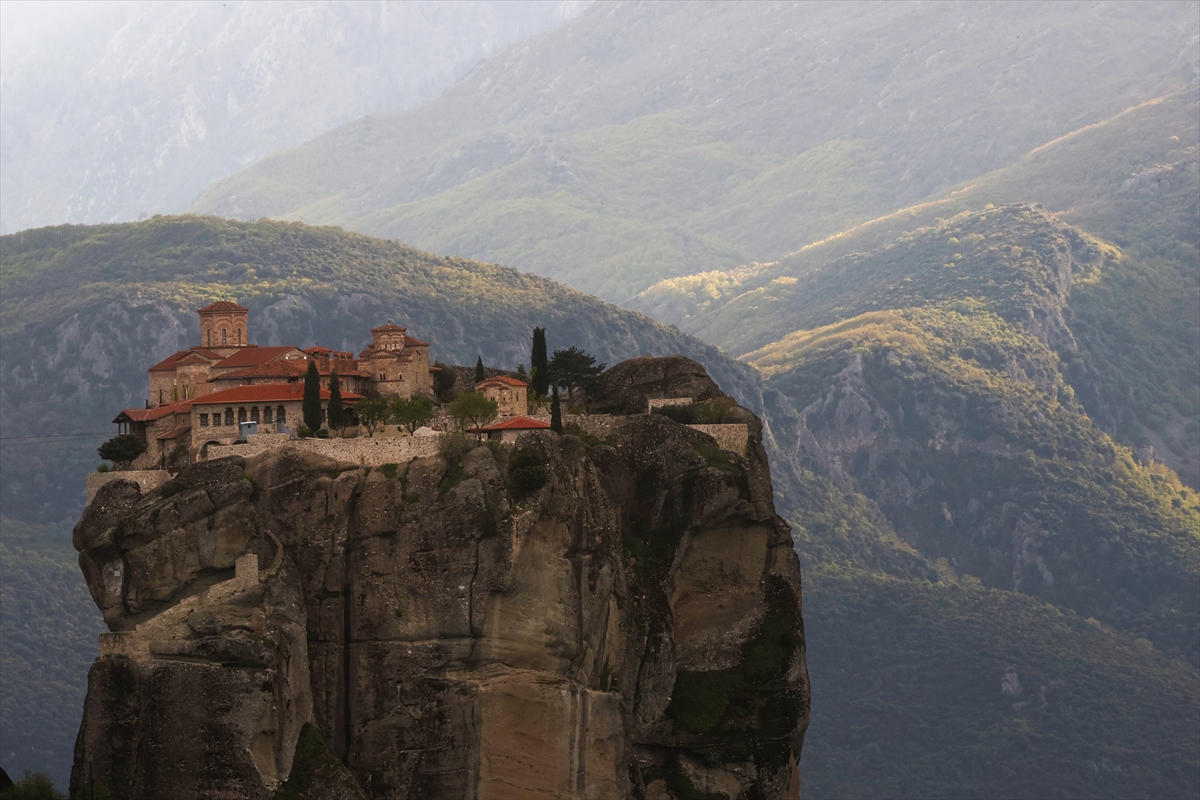 Yunanistan'ın Meteora manastırları doğa tutkunlarının ilgi odağı oldu