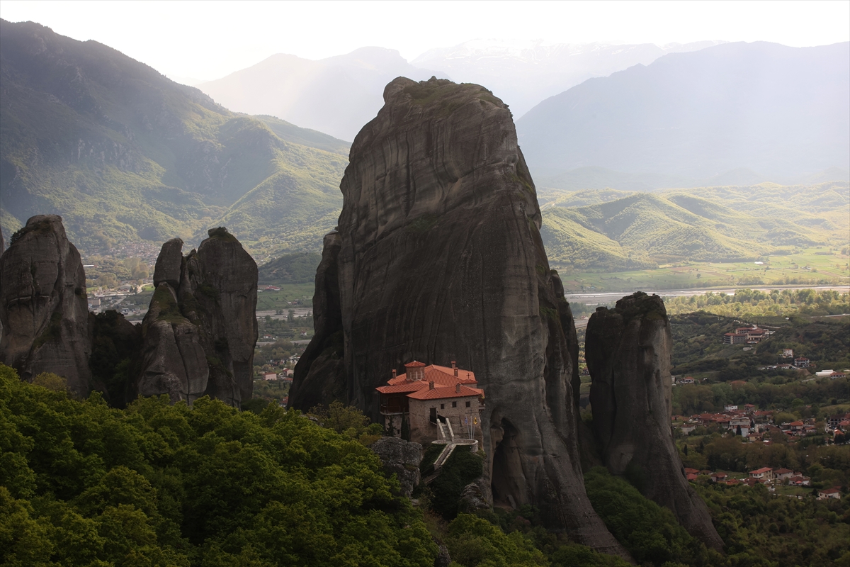 Yunanistan'ın Meteora manastırları doğa tutkunlarının ilgi odağı oldu