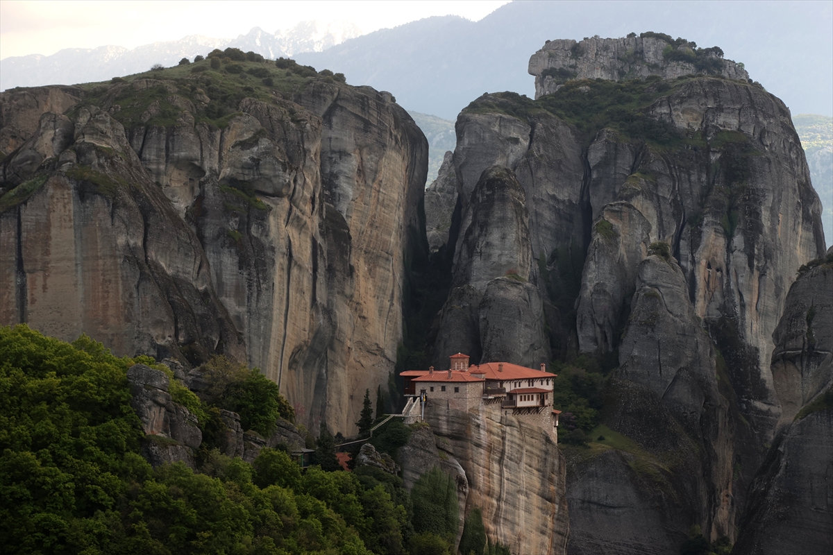 Yunanistan'ın Meteora manastırları doğa tutkunlarının ilgi odağı oldu