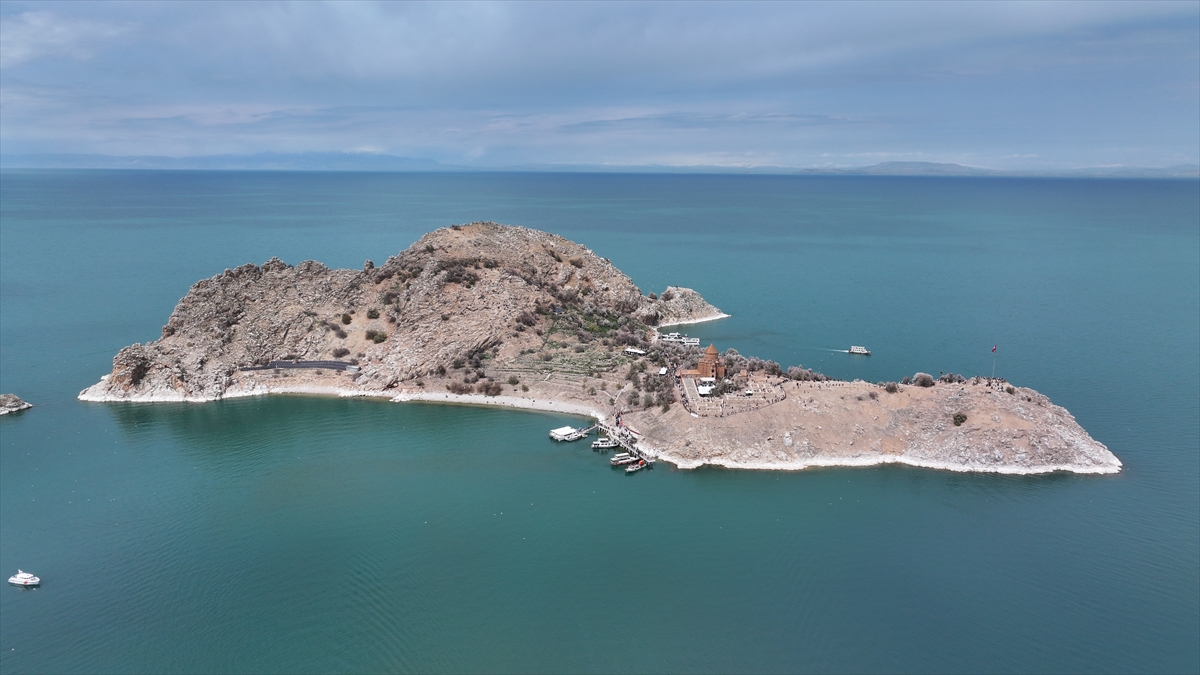 Akdamar Adası, Badem Çiçekleri Festivaliyle renkli görüntülere sahne oldu