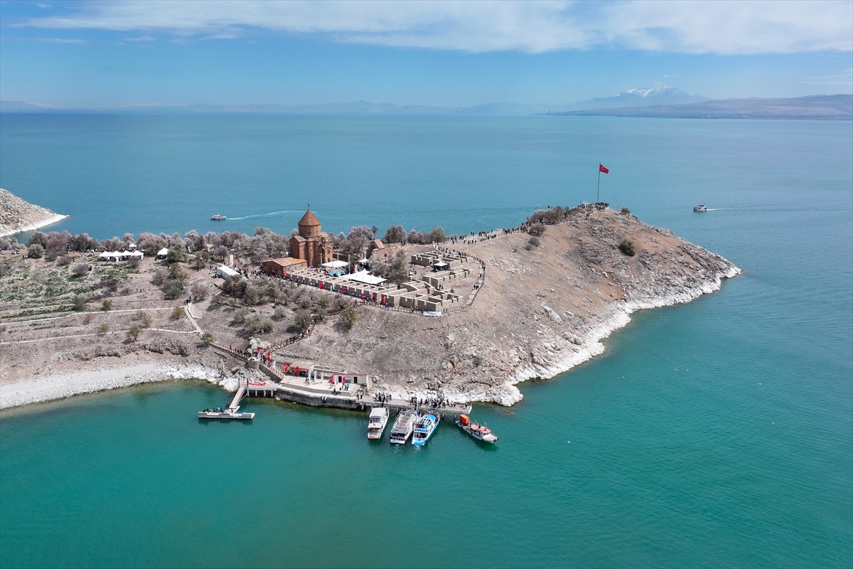 Akdamar Adası, Badem Çiçekleri Festivaliyle renkli görüntülere sahne oldu