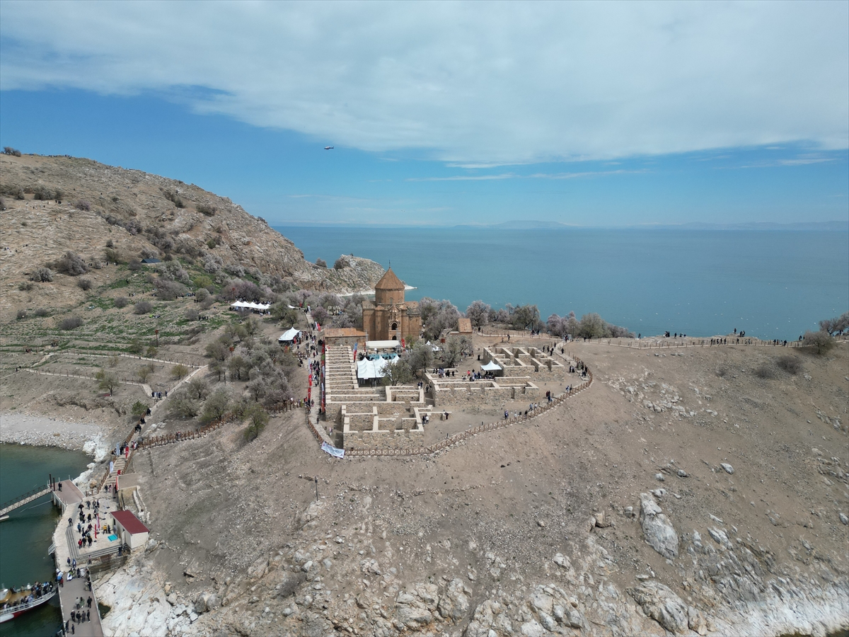 Akdamar Adası, Badem Çiçekleri Festivaliyle renkli görüntülere sahne oldu