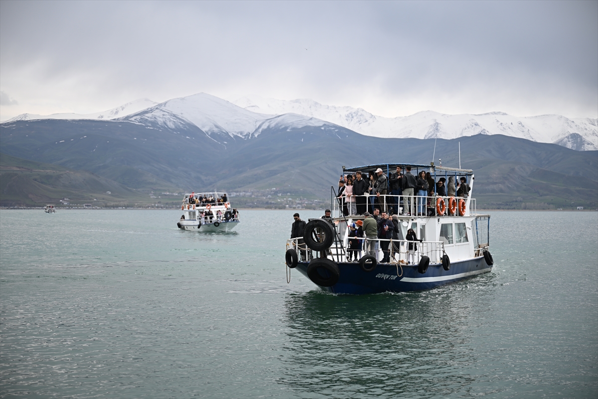 Akdamar Adası, Badem Çiçekleri Festivaliyle renkli görüntülere sahne oldu