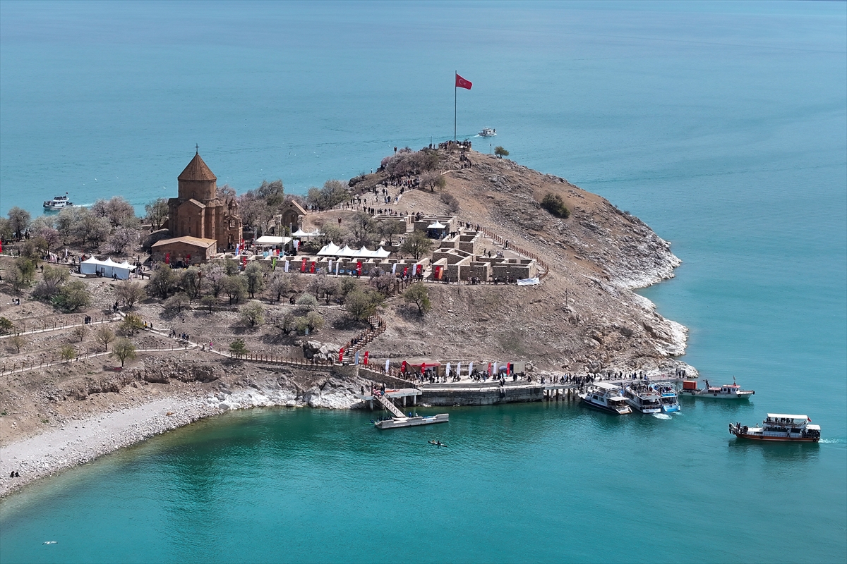 Akdamar Adası, Badem Çiçekleri Festivaliyle renkli görüntülere sahne oldu