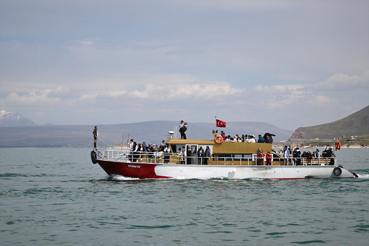 Akdamar Adası, Badem Çiçekleri Festivaliyle renkli görüntülere sahne oldu