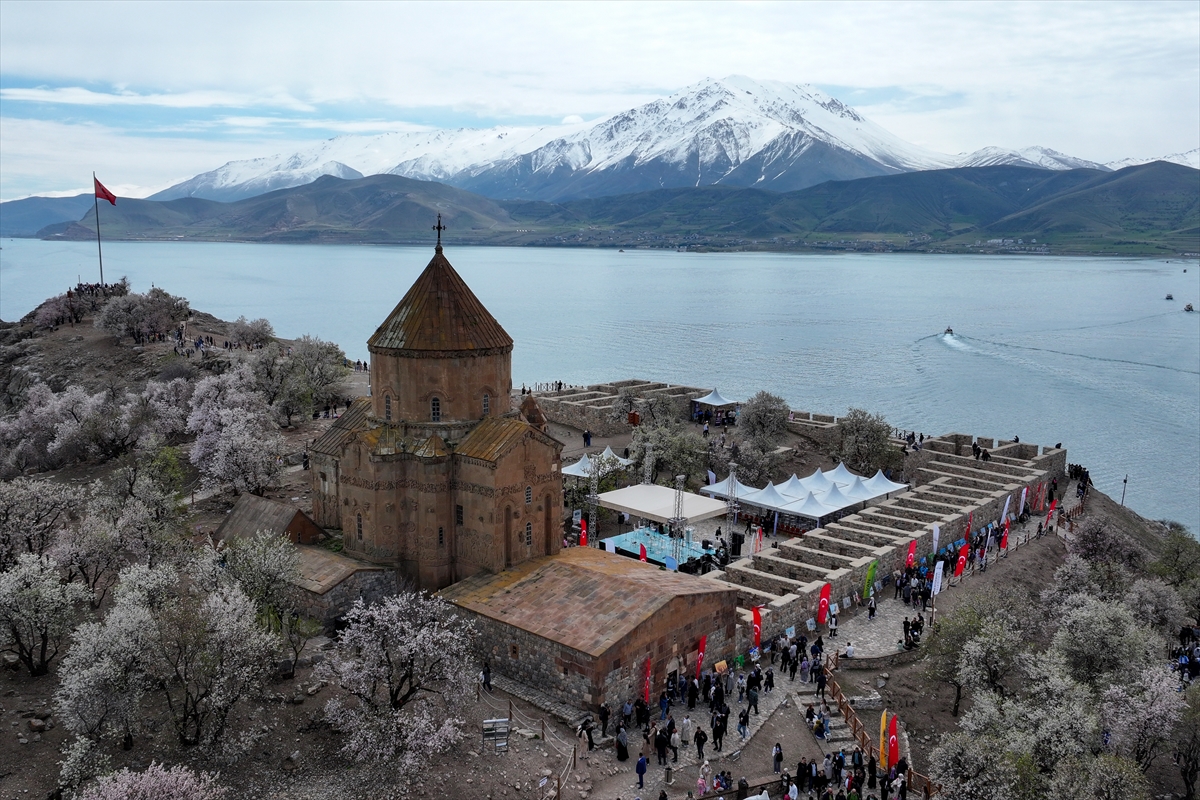 Akdamar Adası, Badem Çiçekleri Festivaliyle renkli görüntülere sahne oldu