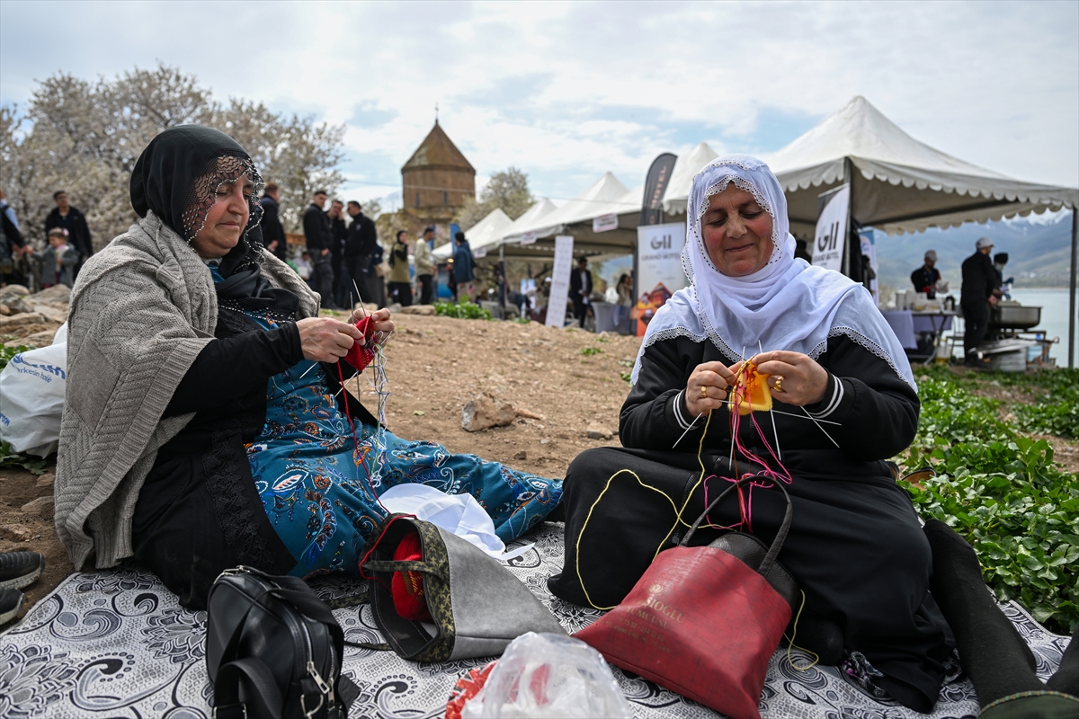 Akdamar Adası, Badem Çiçekleri Festivaliyle renkli görüntülere sahne oldu