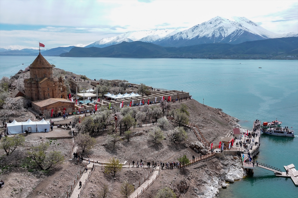 Akdamar Adası, Badem Çiçekleri Festivaliyle renkli görüntülere sahne oldu
