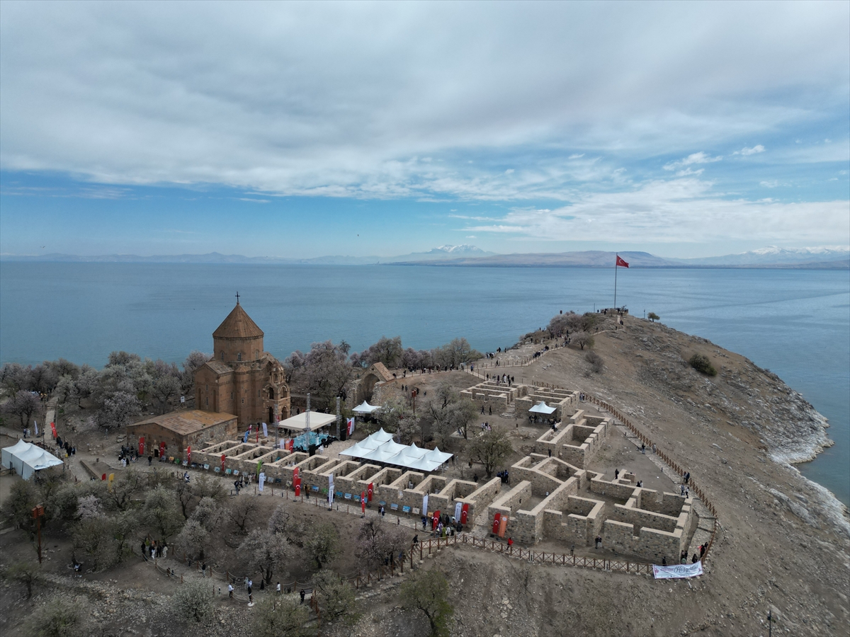 Akdamar Adası, Badem Çiçekleri Festivaliyle renkli görüntülere sahne oldu