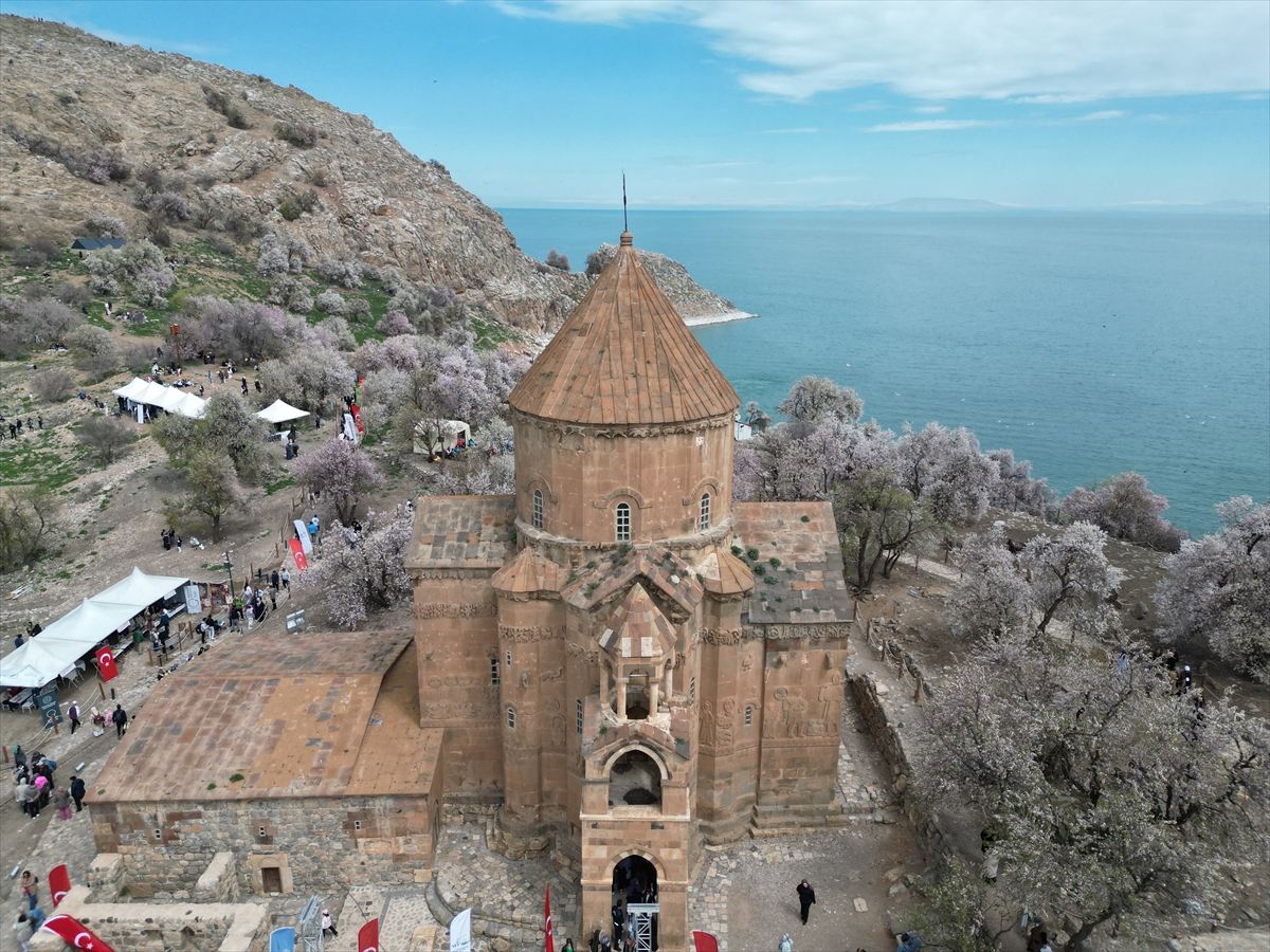 Akdamar Adası, Badem Çiçekleri Festivaliyle renkli görüntülere sahne oldu
