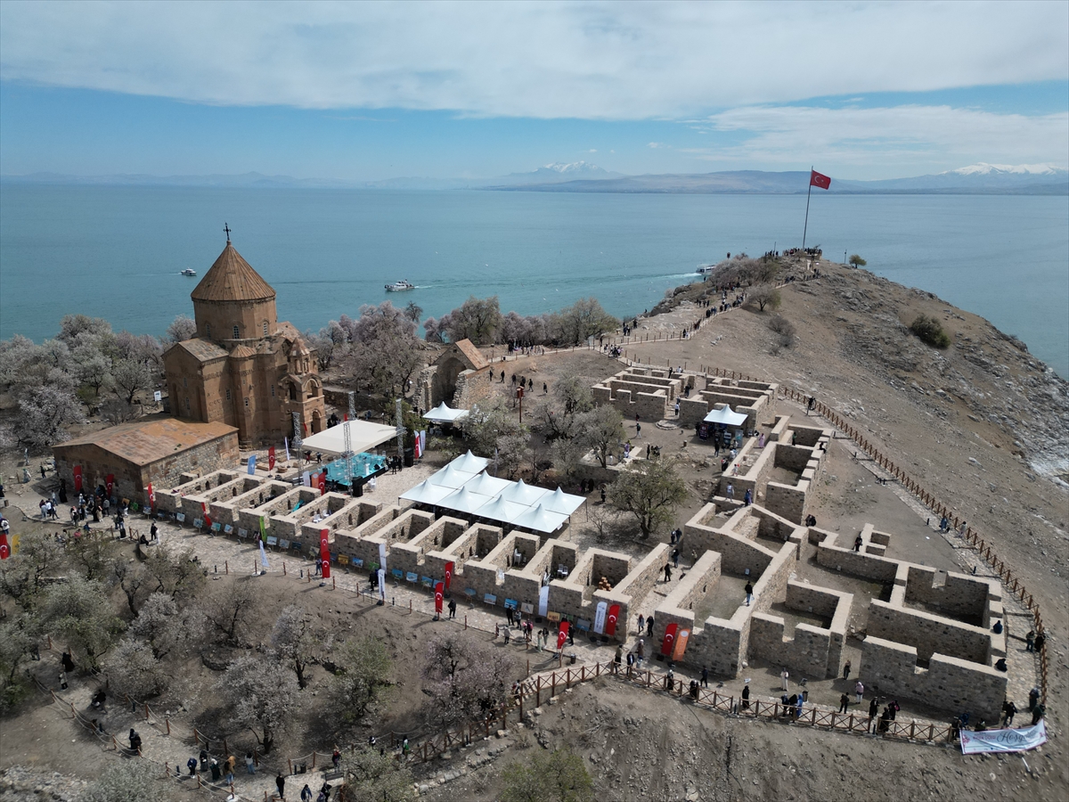 Akdamar Adası, Badem Çiçekleri Festivaliyle renkli görüntülere sahne oldu