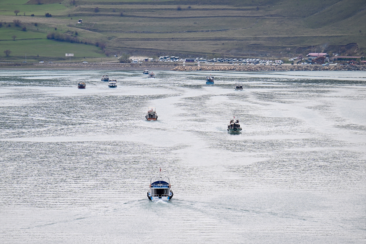 Akdamar Adası, Badem Çiçekleri Festivaliyle renkli görüntülere sahne oldu