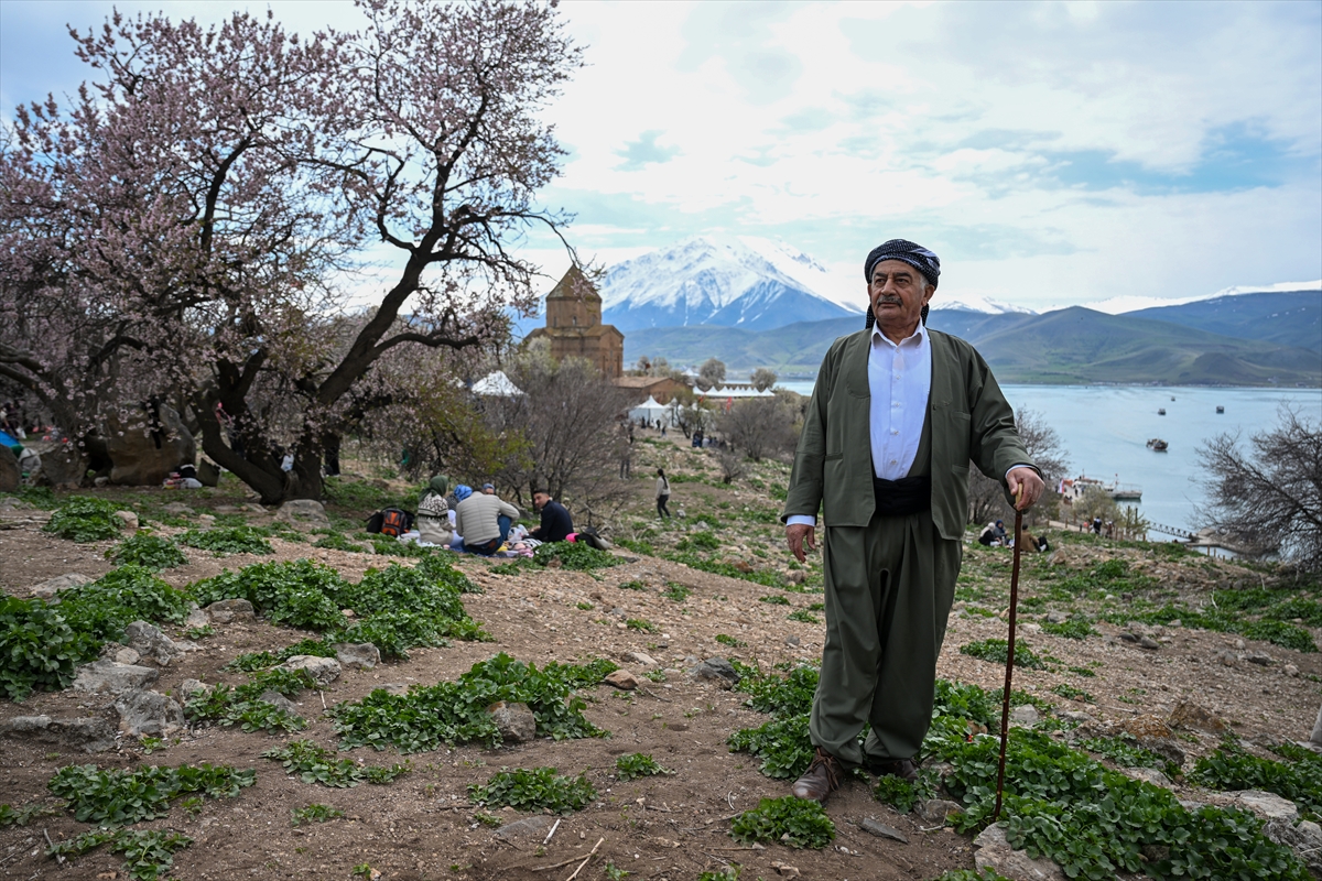 Akdamar Adası, Badem Çiçekleri Festivaliyle renkli görüntülere sahne oldu