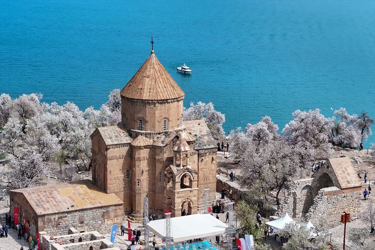 Akdamar Adası, Badem Çiçekleri Festivaliyle renkli görüntülere sahne oldu