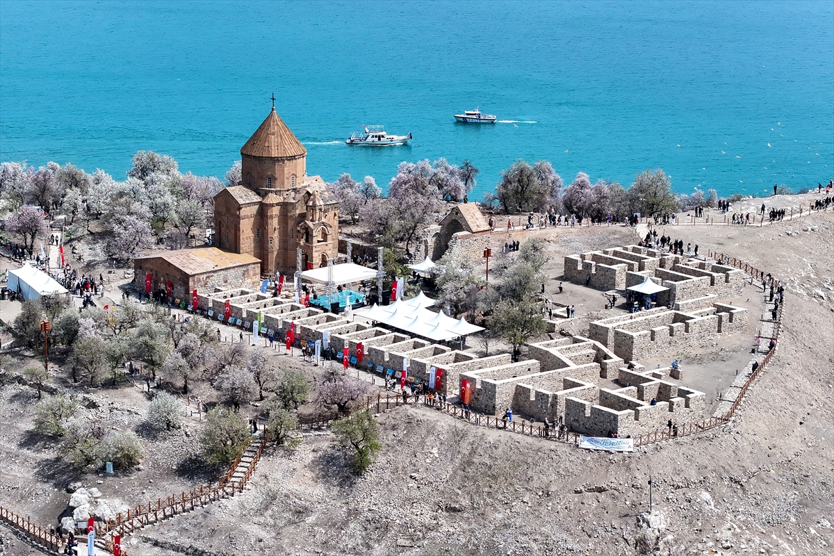 Akdamar Adası, Badem Çiçekleri Festivaliyle renkli görüntülere sahne oldu